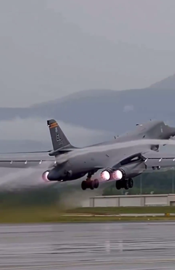 Imagen de CONFIRMADO.
"Dos bombarderos estratégicos B-1B Lancer de la Fuerza Aérea de Estados Unidos se dirigen al Caribe"